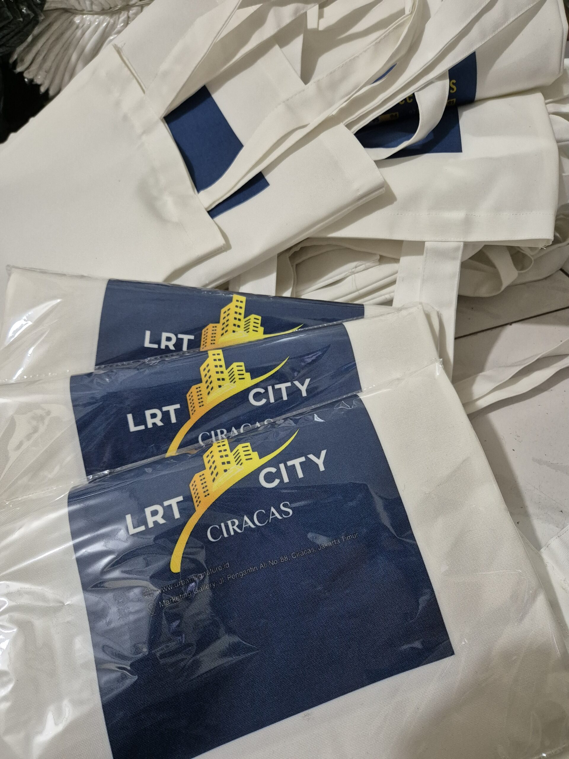 Foto totebag custom — Supplier Tas Kanvas DOVATAS