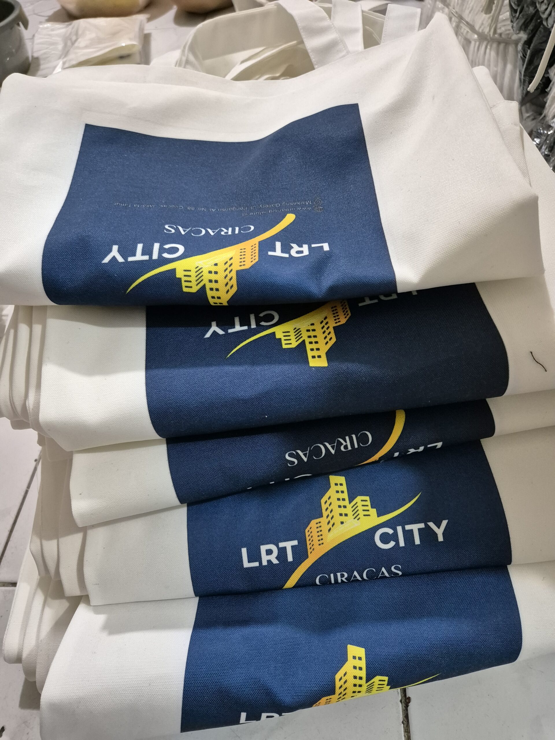 Read more about the article Totebag Custom: Dari Desain Digital ke Produk Jadi